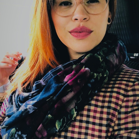 Meet your Posher, Crystal - Picture 3 of 7